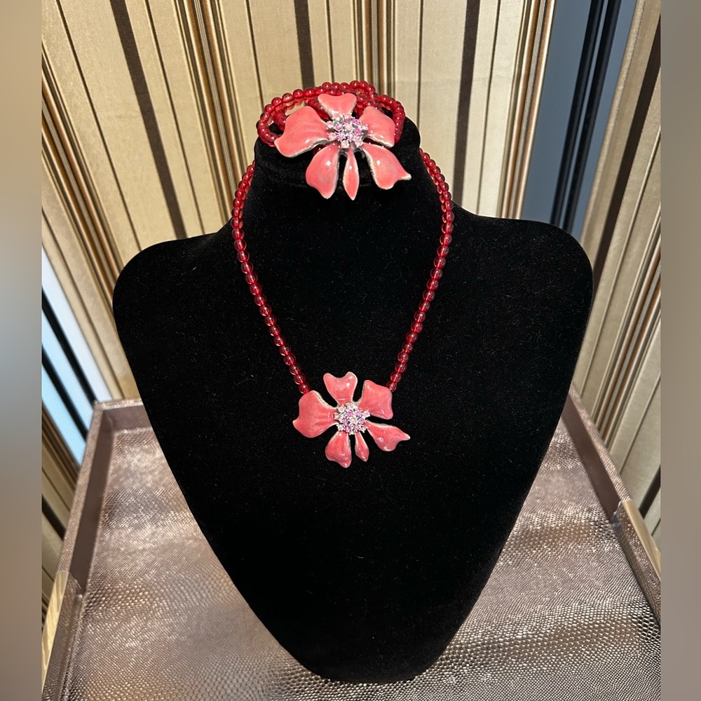 Floral necklace and bracelet set